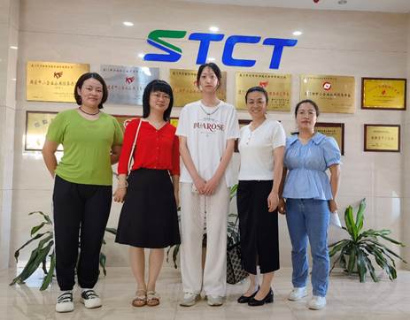 一群人站在室内合影中度可信度描述已自动生成