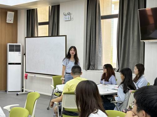 一群人坐在桌子前描述已自动生成