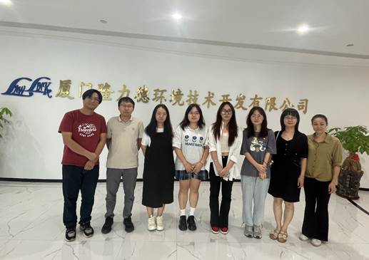 一群人站在雪地上合影描述已自动生成