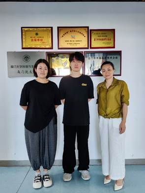 人们站在一起合影的一群人中度可信度描述已自动生成