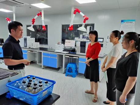 一群人站在桌子边中度可信度描述已自动生成