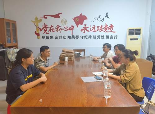 一群人坐在桌子前描述已自动生成